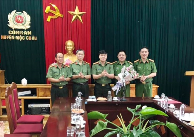 Giám đốc CA tỉnh Sơn La chúc mừng chiến công phá vụ vận chuyển 30.000 viên MTTH