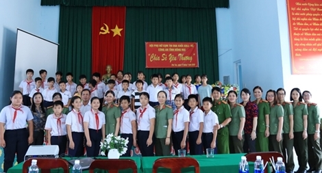 Phụ nữ Công an Đồng Nai chia sẻ yêu thương với trẻ em nghèo xã Phú Túc