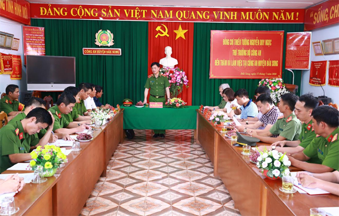 Thứ trưởng Nguyễn Duy Ngọc  làm việc tại Công an huyện biên giới Đắk Song - Ảnh minh hoạ 2