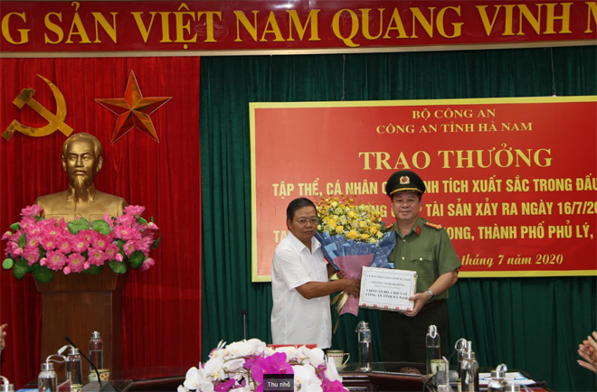Khen thưởng Công an tỉnh Hà Nam khám phá nhanh vụ cướp tài sản