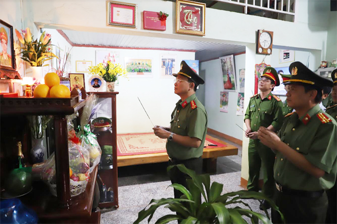 Công an tỉnh Đắk Nông thăm gia đình liệt sĩ CAND