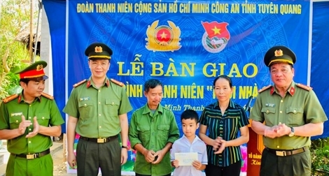 Trao nhà tình nghĩa, tặng quà cho các Mẹ Việt Nam anh hùng