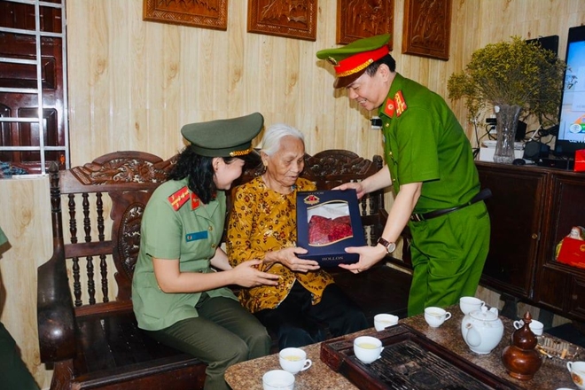 Trao nhà tình nghĩa, tặng quà cho các Mẹ Việt Nam anh hùng - Ảnh minh hoạ 2