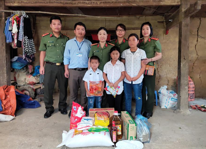 Phụ nữ Công an tỉnh Hà Giang tặng quà từ thiện tại huyện Quản Bạ