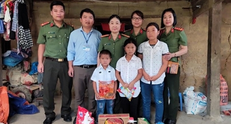 Phụ nữ Công an tỉnh Hà Giang tặng quà từ thiện tại huyện Quản Bạ