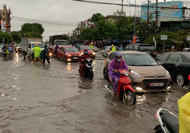 CSGT Bắc Giang đội mưa phân luồng, bảo đảm TTATGT - Ảnh minh hoạ 5