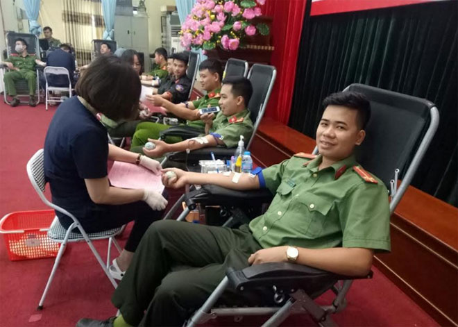 200 đoàn viên Công an tỉnh Vĩnh Phúc tham gia hiến máu - Ảnh minh hoạ 2
