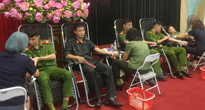 200 đoàn viên Công an tỉnh Vĩnh Phúc tham gia hiến máu - Ảnh minh hoạ 3
