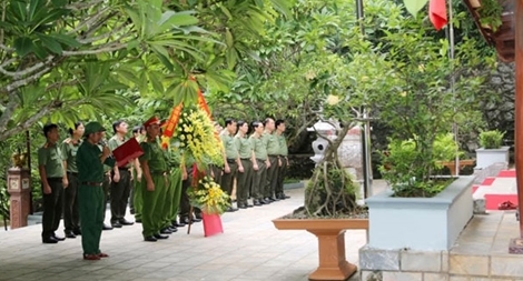 Thứ trưởng Lê Tấn Tới dâng hương viếng hương hồn các anh hùng liệt sỹ tại hang Tám Cô