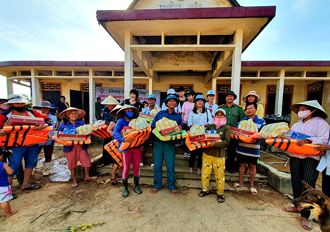 Hơn 1.000 phần quà đến với người dân vùng lũ Quảng Bình