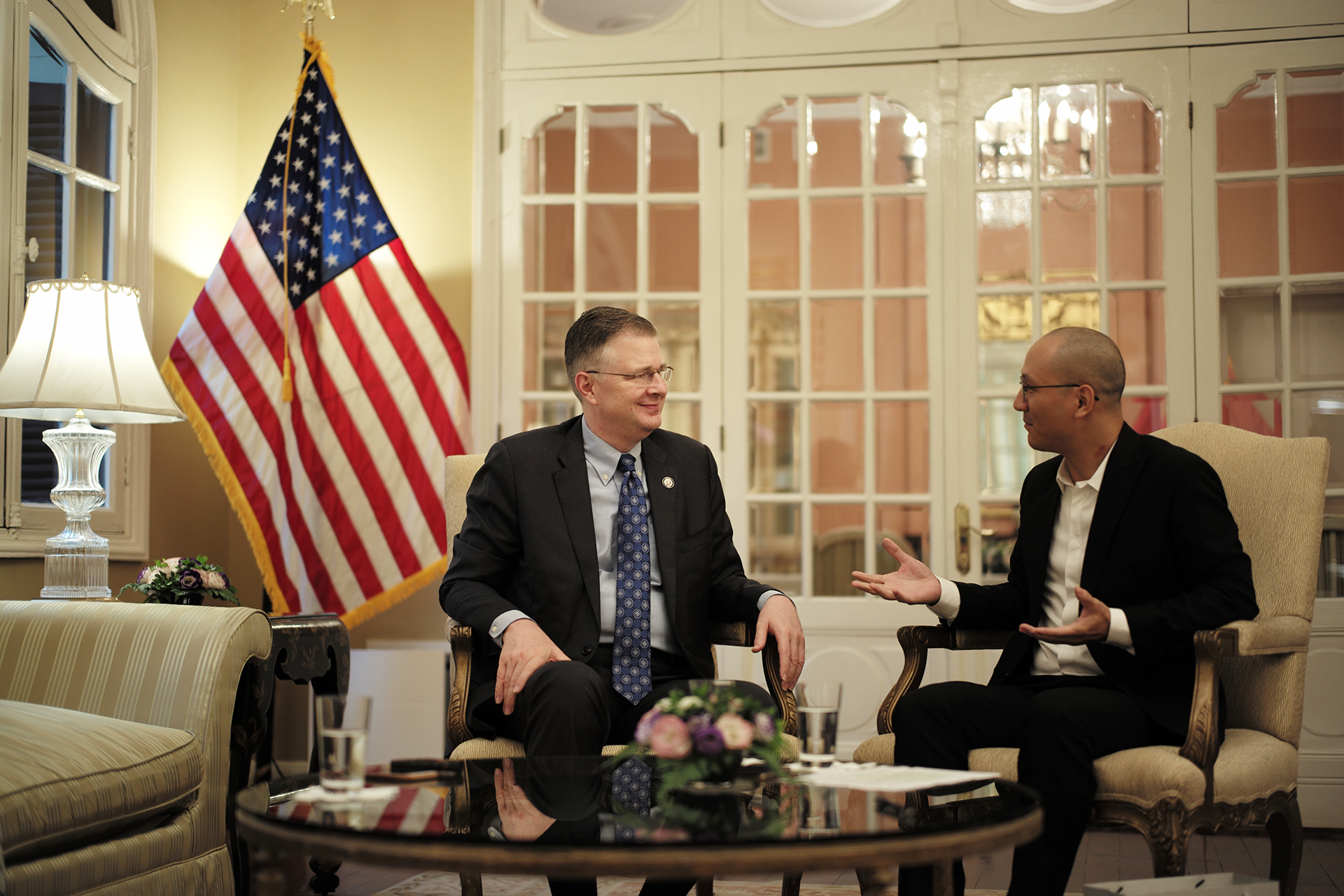 Nhà báo Phan Đăng trò chuyện cùng Đại sứ Daniel J. Kritenbrink.
