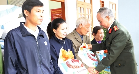Công an Hà Tĩnh phối hợp nhà hảo tâm hỗ trợ nhân dân vùng lũ Hương Khê