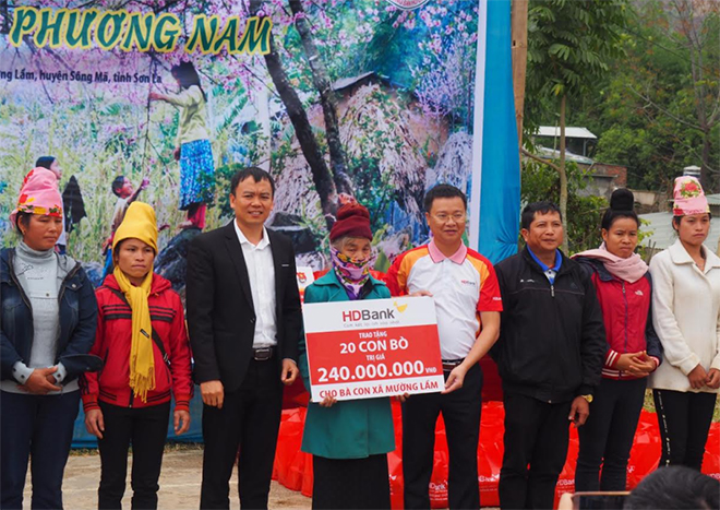 HDBank tặng quà cho bà con miền núi tỉnh Sơn La
