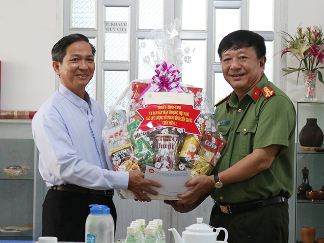 Công an tỉnh Kiên Giang thăm, tặng quà chức sắc tôn giáo nhân dịp Noel - Ảnh minh hoạ 2