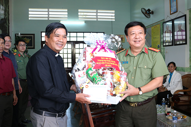 Công an tỉnh Kiên Giang thăm, tặng quà chức sắc tôn giáo nhân dịp Noel - Ảnh minh hoạ 3