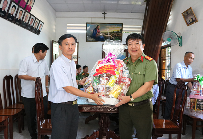 Công an tỉnh Kiên Giang thăm, tặng quà chức sắc tôn giáo nhân dịp Noel