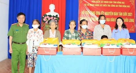 Công an tỉnh Đồng Nai trao tặng quà Tết cho người nghèo