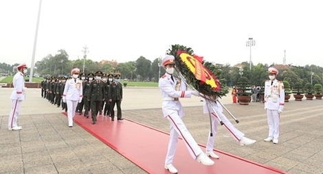 Cục Hồ sơ nghiệp vụ vào Lăng viếng Chủ tịch Hồ Chí Minh