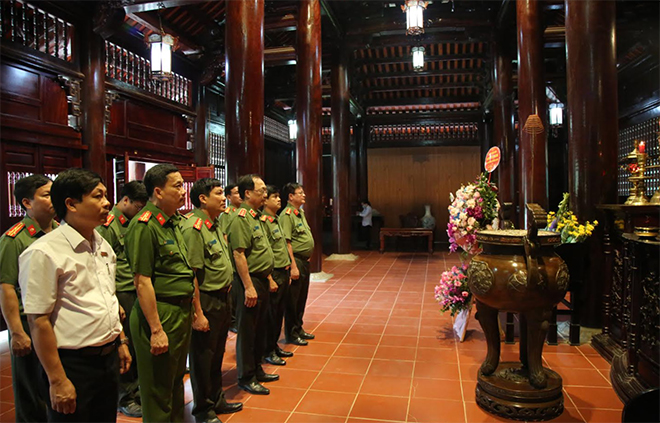 Thứ trưởng Nguyễn Văn Thành dâng hương tại khu di tích Kim Liên