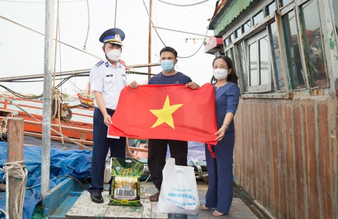 Cảnh sát biển thăm, tặng quà ngư dân có hoàn cảnh khó khăn