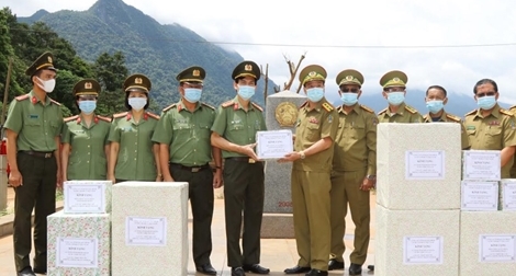 Công an tỉnh Quảng Bình tặng thiết bị y tế cho An ninh tỉnh Khăm Muộn (Lào)