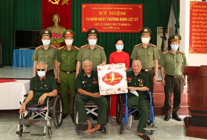 Công an tỉnh Hà Nam thăm, tặng quà các Trung tâm điều dưỡng thương bệnh binh