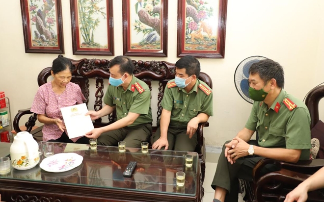 Công an tỉnh Yên Bái thăm, tặng quà nhân Kỷ niệm 75 năm ngày thành lập lực lượng ANND - Ảnh minh hoạ 3
