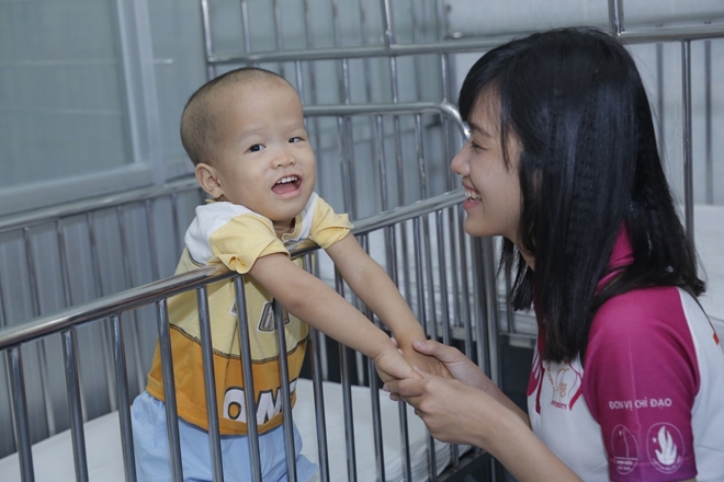30 nữ sinh viên Việt Nam duyên dáng thăm trẻ mồ côi - Ảnh minh hoạ 4