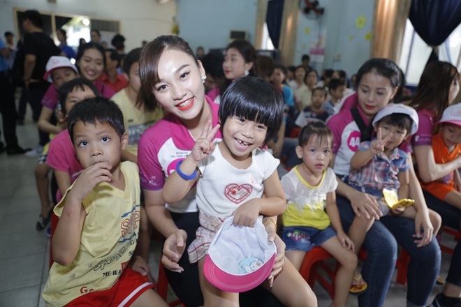 30 nữ sinh viên Việt Nam duyên dáng thăm trẻ mồ côi - Ảnh minh hoạ 2