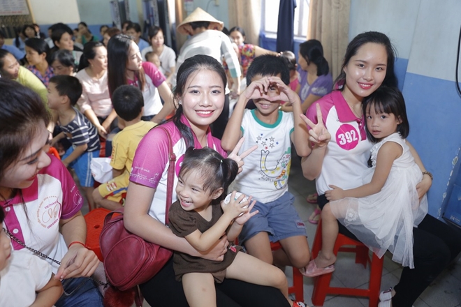 30 nữ sinh viên Việt Nam duyên dáng thăm trẻ mồ côi - Ảnh minh hoạ 3