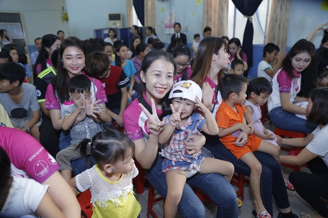 30 nữ sinh viên Việt Nam duyên dáng thăm trẻ mồ côi