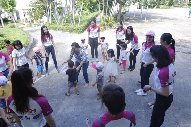 30 nữ sinh viên Việt Nam duyên dáng thăm trẻ mồ côi - Ảnh minh hoạ 6