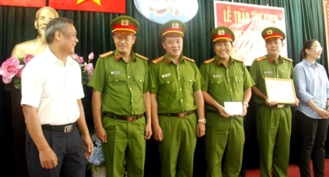 Khen thưởng Công an quận Tân Phú vì thành tích liên tục phá án nghiêm trọng