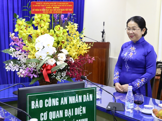 Phó Bí thư Thành ủy TP Hồ Chí Minh chúc mừng Cơ quan đại diện Báo CAND - Ảnh minh hoạ 2