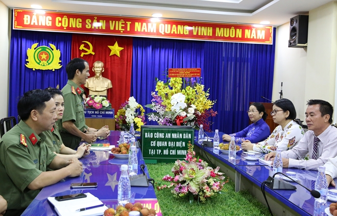 Phó Bí thư Thành ủy TP Hồ Chí Minh chúc mừng Cơ quan đại diện Báo CAND