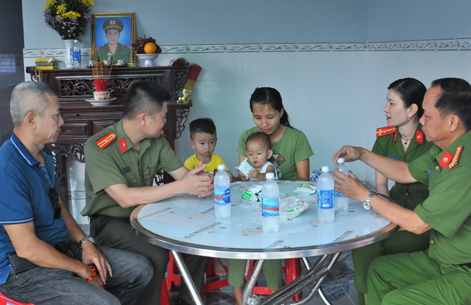 Căn nhà thơm mùi vôi mới của vợ liệt sĩ, Đại úy Phạm Phi Long