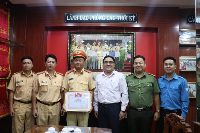 Trao bằng khen cho 2 CSGT trong vụ phát hiện gần 900 bánh heroin