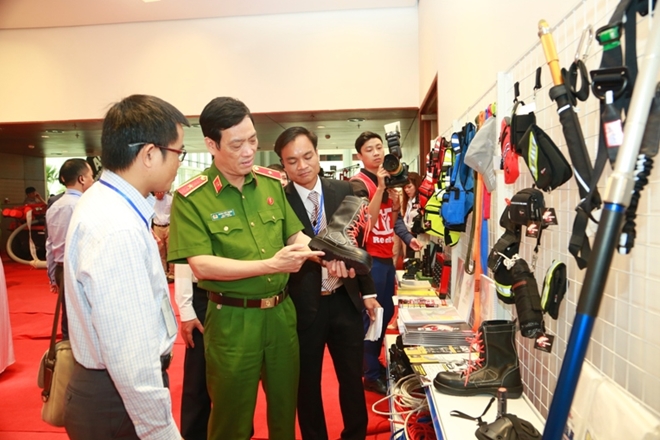 Thiếu tướng Đoàn Việt Mạnh, Cục C66 xem một số trang thiết phục vụ công tác PCCC và CNCH