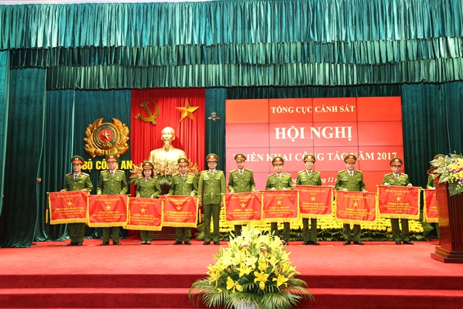 Trung tướng Phan Văn Vĩnh trao Cờ thi đua của TCCS cho các đơn vị 