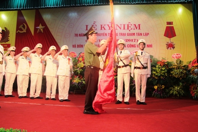 Trại giam Tân Lập đón nhận Huân chương chiến công hạng Nhì