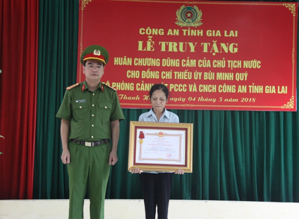 Truy tặng Huân chương Dũng cảm cho Thiếu úy Bùi Minh Quý