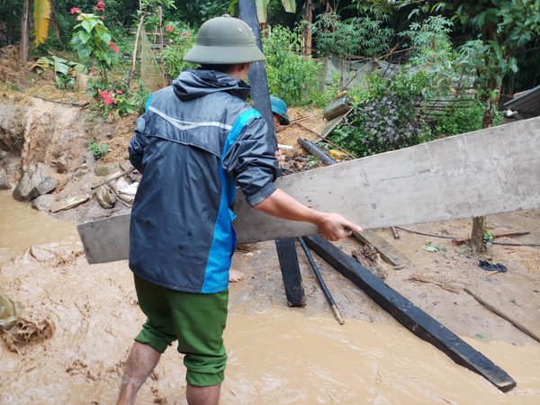 Lực lượng Công an giúp dân khắc phục mưa lũ - Ảnh minh hoạ 6
