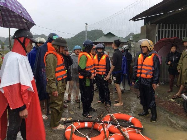 Lực lượng Công an giúp dân khắc phục mưa lũ