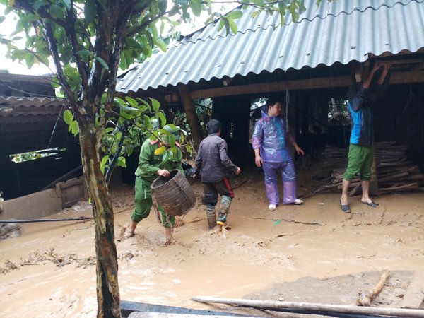 Lực lượng Công an giúp dân khắc phục mưa lũ - Ảnh minh hoạ 5