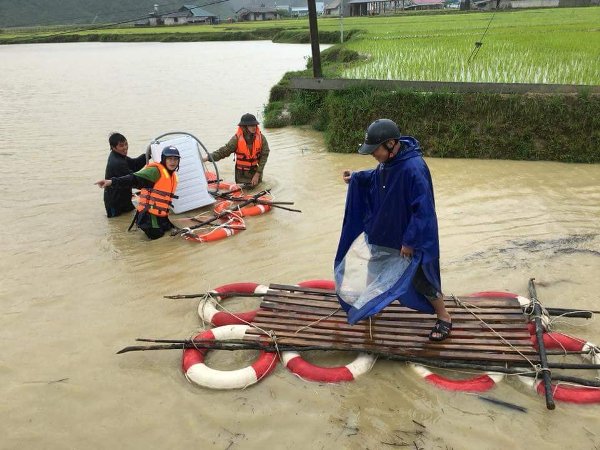 Lực lượng Công an giúp dân khắc phục mưa lũ - Ảnh minh hoạ 2