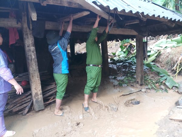 Lực lượng Công an giúp dân khắc phục mưa lũ - Ảnh minh hoạ 7