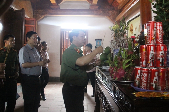 Thứ trưởng Bùi Văn Nam thăm hỏi, tặng quà  thương bệnh binh