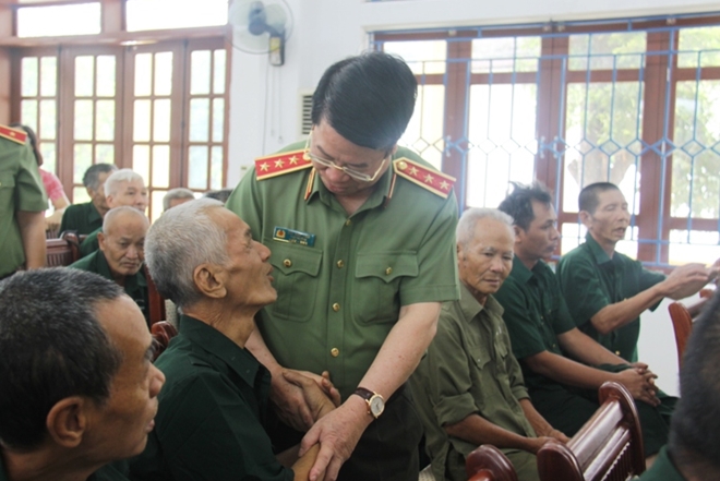 Thứ trưởng Bùi Văn Nam thăm hỏi, tặng quà  thương bệnh binh - Ảnh minh hoạ 2
