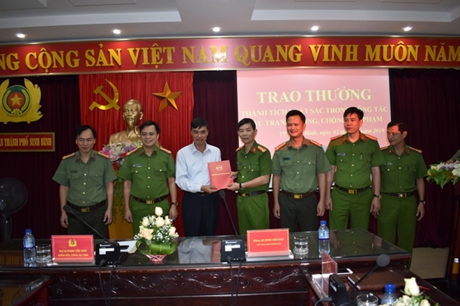 Khen thưởng thành tích Công an TP Ninh Bình - Ảnh minh hoạ 2