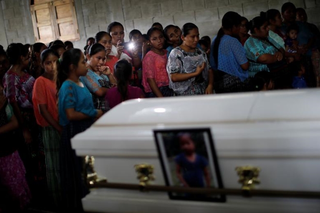 Bạn bè và gia đình của cô bé Jakelin Caal, 7 tuổi, đã đến tham dự lễ tang ở một ngôi làng miền núi nghèo khó của Guatemala, cách nơi mà cô bé qua đời khoảng 3.200 km tại El Paso, Texas hôm 8-12 vì sốt cao.